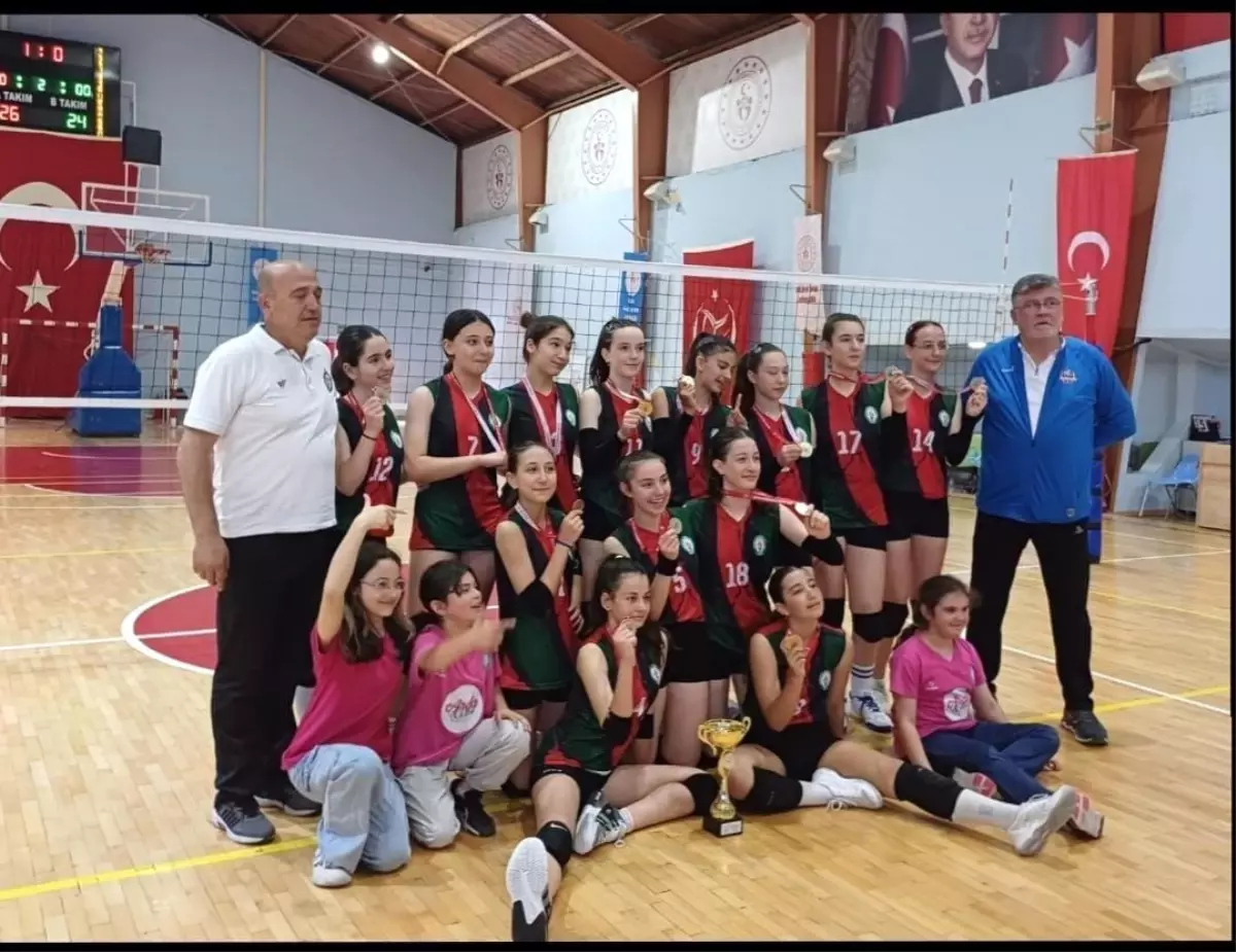 Bursa\'da U-14 Midi Kızlar Gelişim Ligi\'nde Şampiyon Hürriyetspor