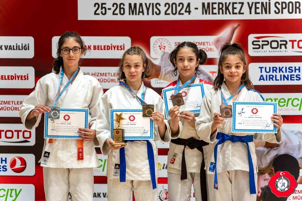 Ümraniyeli Sporcular Spor Toto Minikler Judo Şampiyonası\'nda Altın Madalya Kazandı