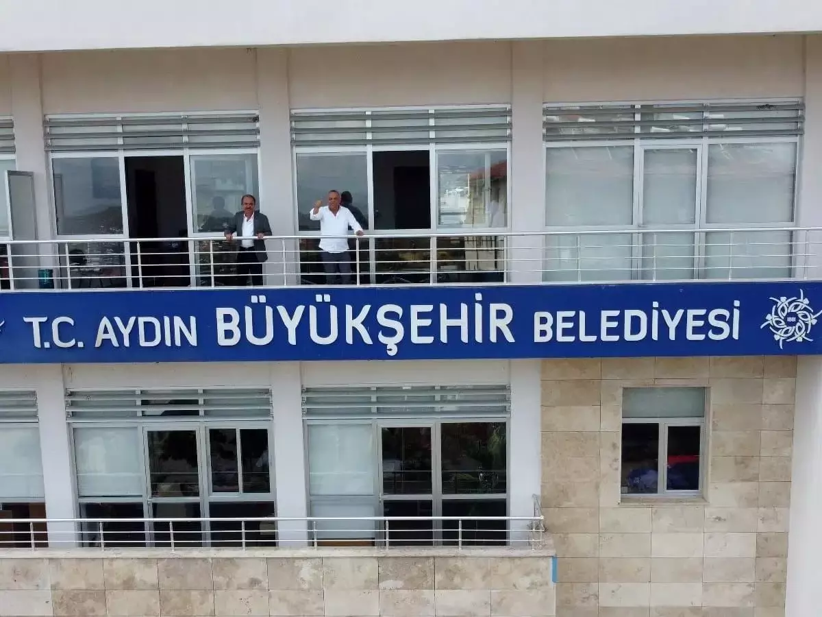 Bozdoğan Belediyesi\'nde T.C. Aydın Büyükşehir Belediyesi tabelası yerine konuldu