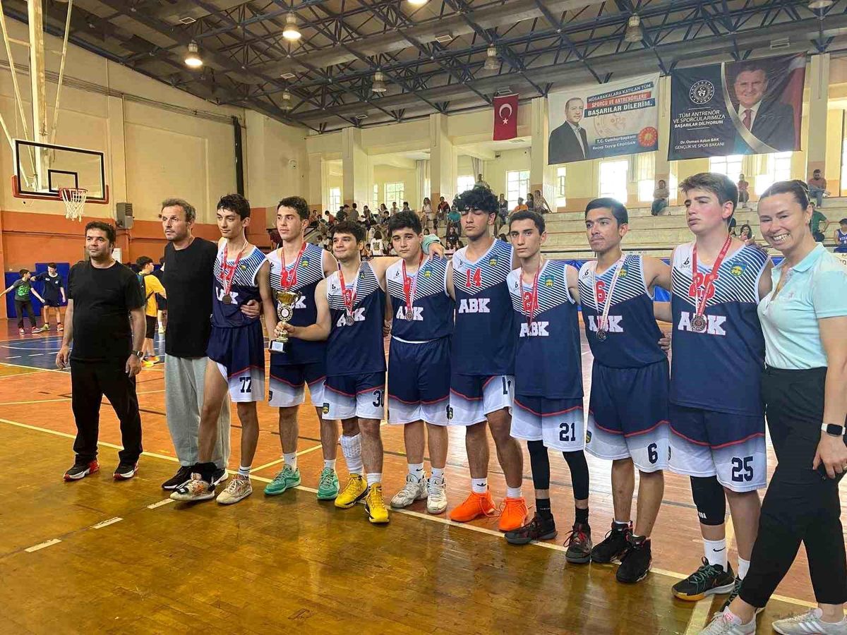 Özel Başak Koleji Anadolu Lisesi Genç B Erkekler Basketbol Takımı Aydın İkincisi Oldu