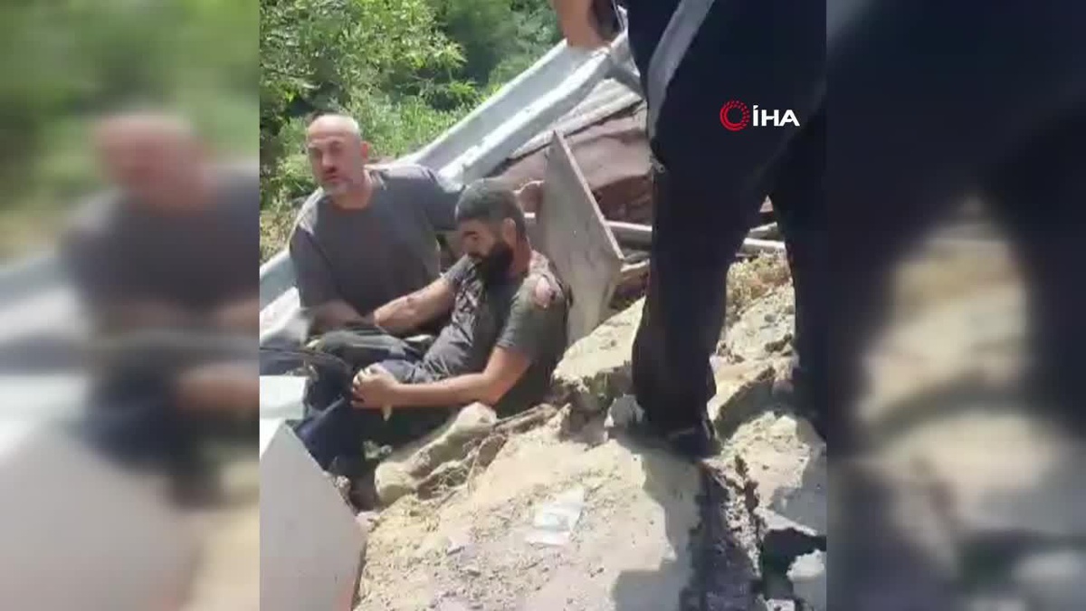 Sarıyer\'de bariyerleri aşan vinç şarampole uçtu: 2 yaralı