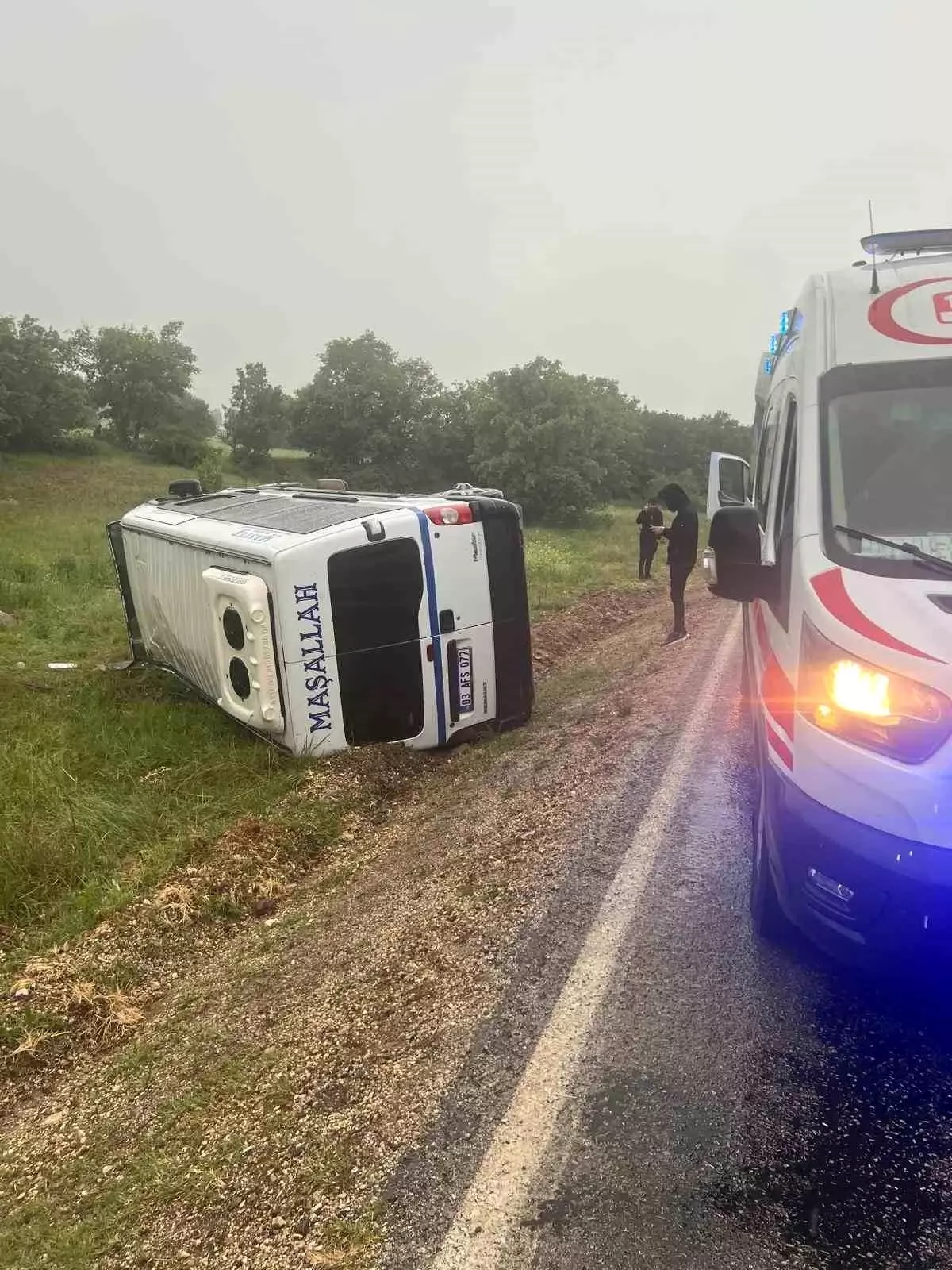 Afyonkarahisar\'da Sera İşçilerini Taşıyan Minibüs Şarampole Devrildi: 14 Yaralı