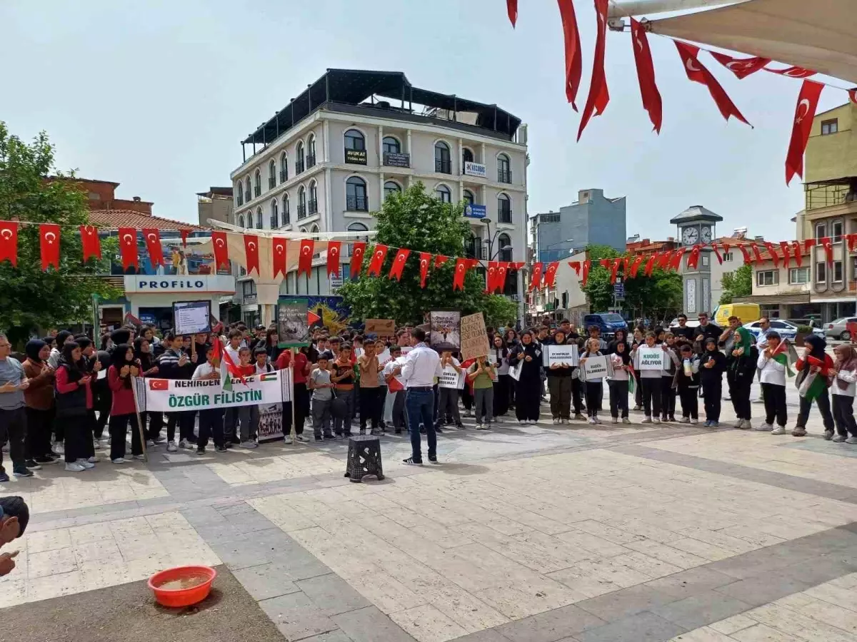 Balıkesir İmam Hatip Ortaokulu Öğrencileri Filistin Halkına Destek Yürüyüşü Gerçekleştirdi