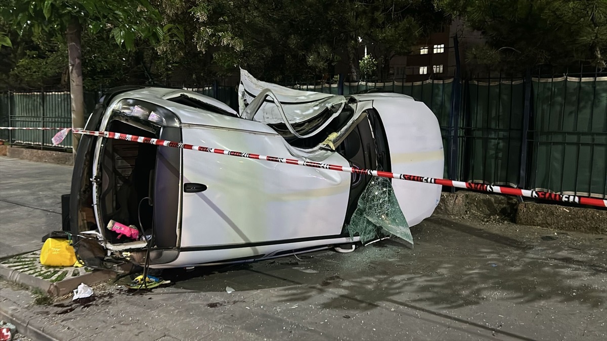 Sivas\'ta aydınlatma direğine çarpan otomobilin sürücüsü hayatını kaybetti