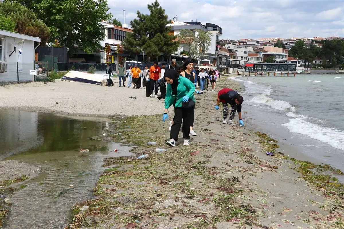 NKÜ Öğrencileri Sahilde Temizlik Yaptı