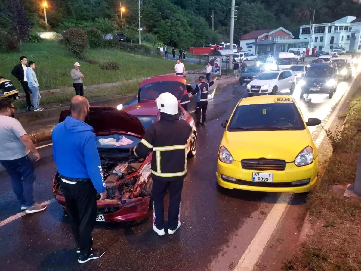 Zonguldak\'ta Ticari Taksi ile Otomobil Kaza Yaptı: Bir Kadın Sürücü Yaralandı