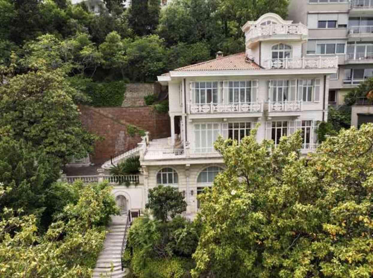 TMSF, FETÖ firarisi Akın İpek'in tarihi yalısını 750 milyon liraya satışa çıkardı TMSF, FETÖ firarisi Akın İpek'in tarihi yalısını 750 milyon liraya satışa çıkardı