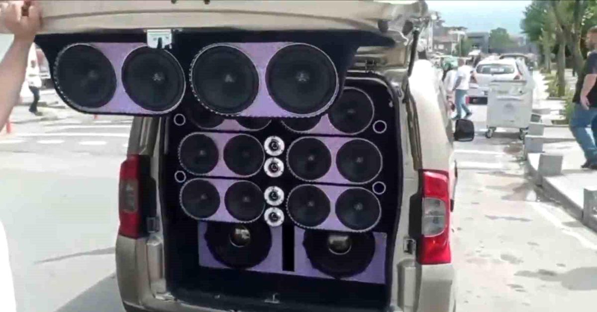 Düzce\'de Modifiyeli Araç Denetiminde 7 Bin 129 TL Cezası Verilen Sürücüye Trafikten Men Edildi