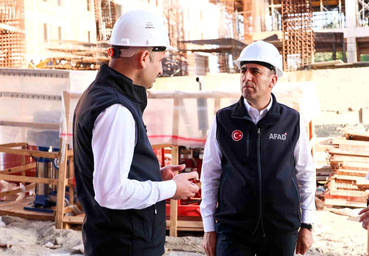 Bilecik Valisi Şefik Aygöl, öğrenci yurdu inşaatını inceledi