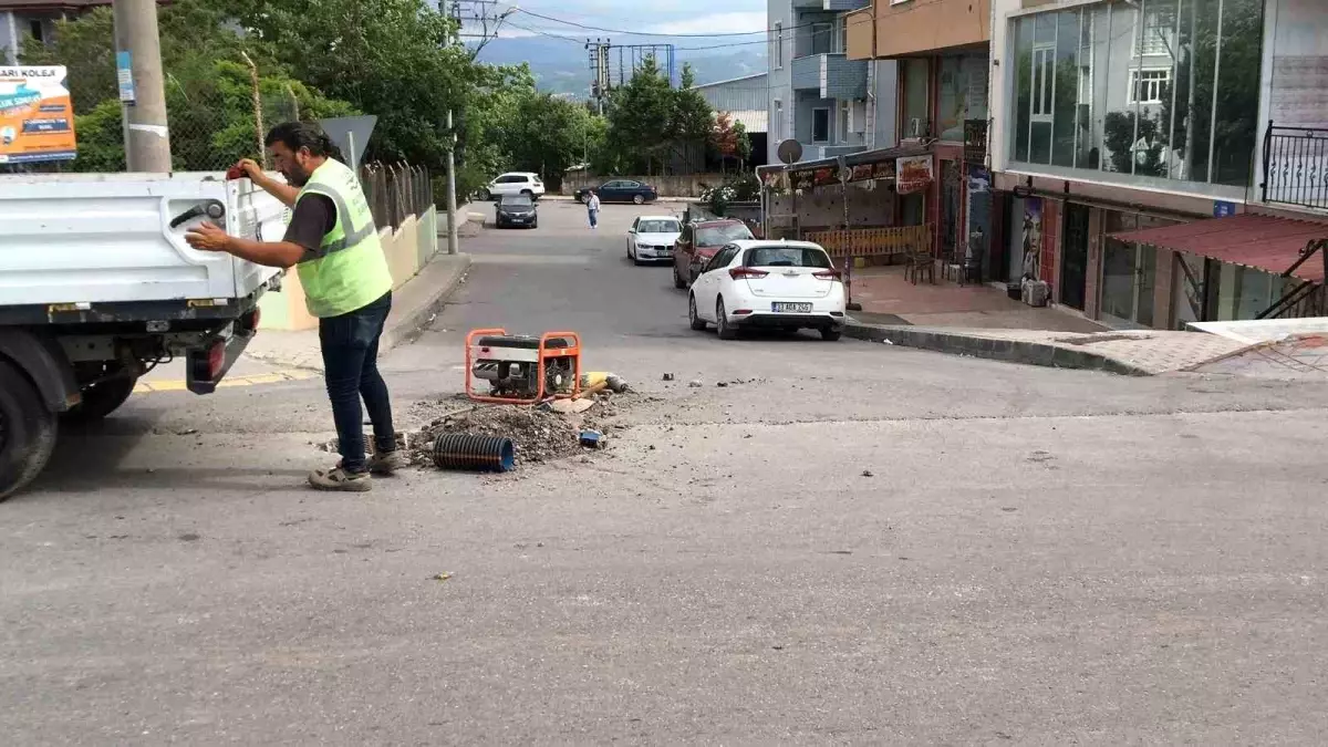 Kocaeli\'de Yol Bakım Çalışması Yapan İşçiye Araç Çarptı