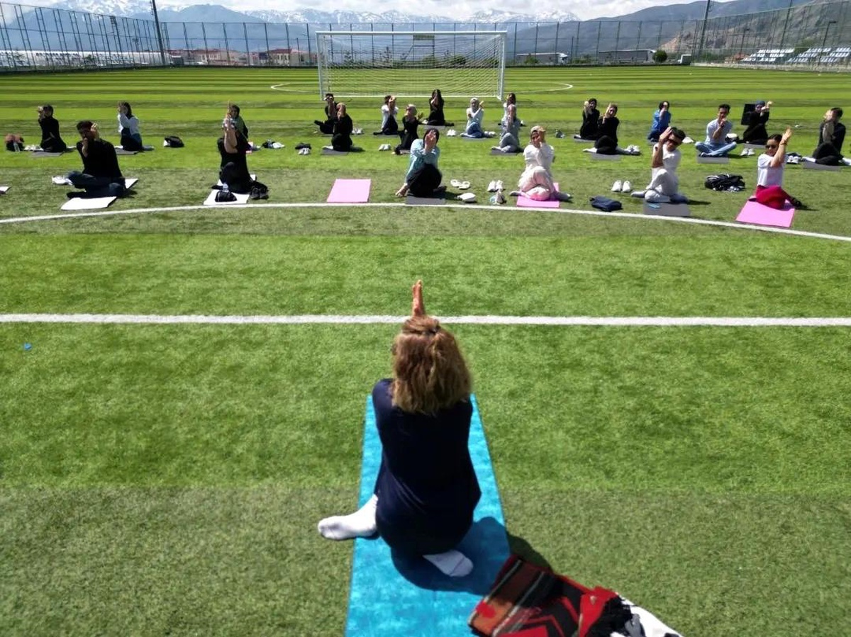 Erzincan\'da Sosyal Hizmet Bölümü Öğrencileri Stresi Azaltmak İçin Yoga ve Meditasyon Etkinliği Düzenledi