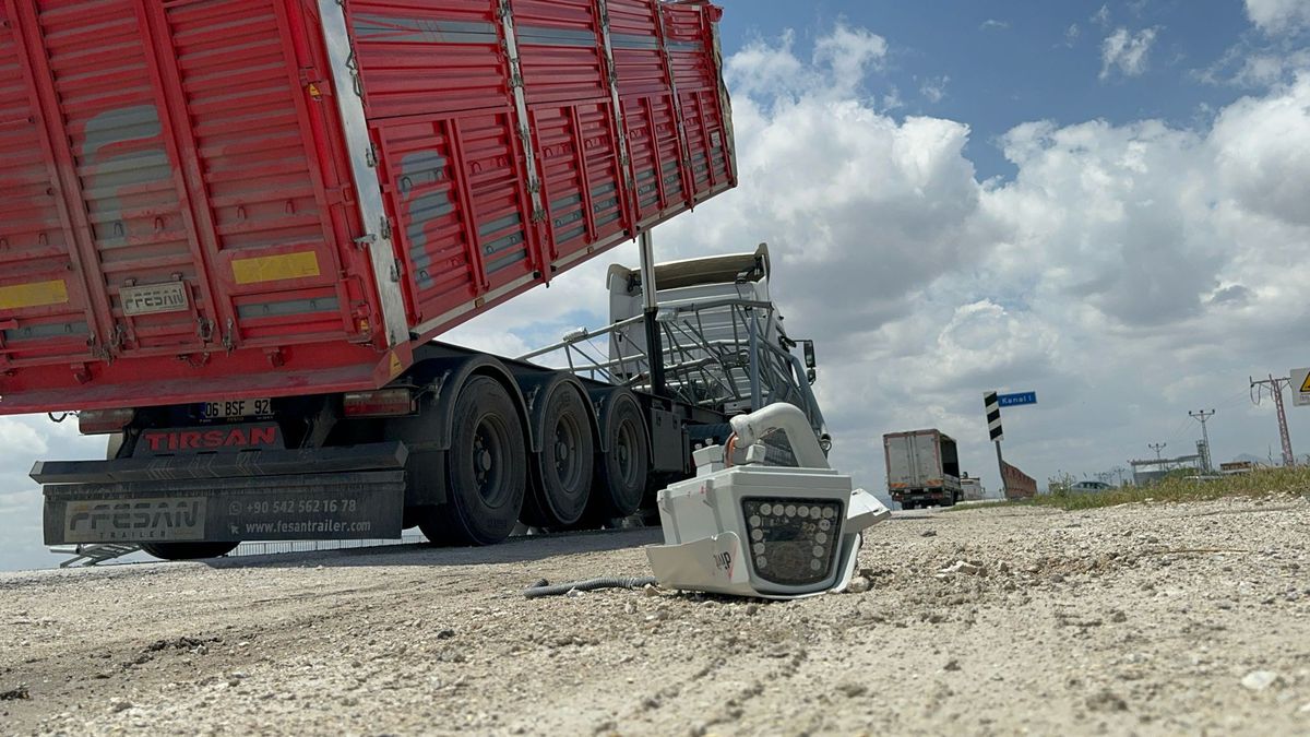 Konya\'da TIR\'ın dorsesi devrilen Elektronik Denetleme Sistemi minibüsün üstüne düştü, sürücü hayatını kaybetti