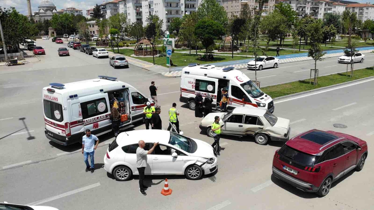 Aksaray\'da Kavşakta Meydana Gelen Trafik Kazasında 4 Kişi Yaralandı