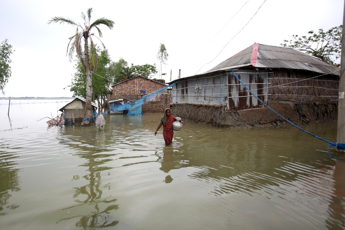 Bangladeş\'te Remal Siklonu Tropikal Depresyona Dönüştü, 10 Kişi Hayatını Kaybetti