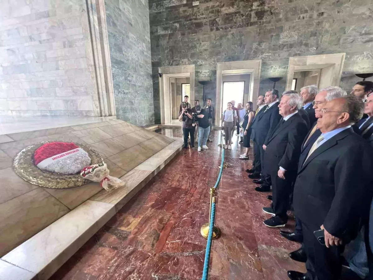 Fenerbahçe Başkan Adayı Aziz Yıldırım, Anıtkabir\'i ziyaret etti