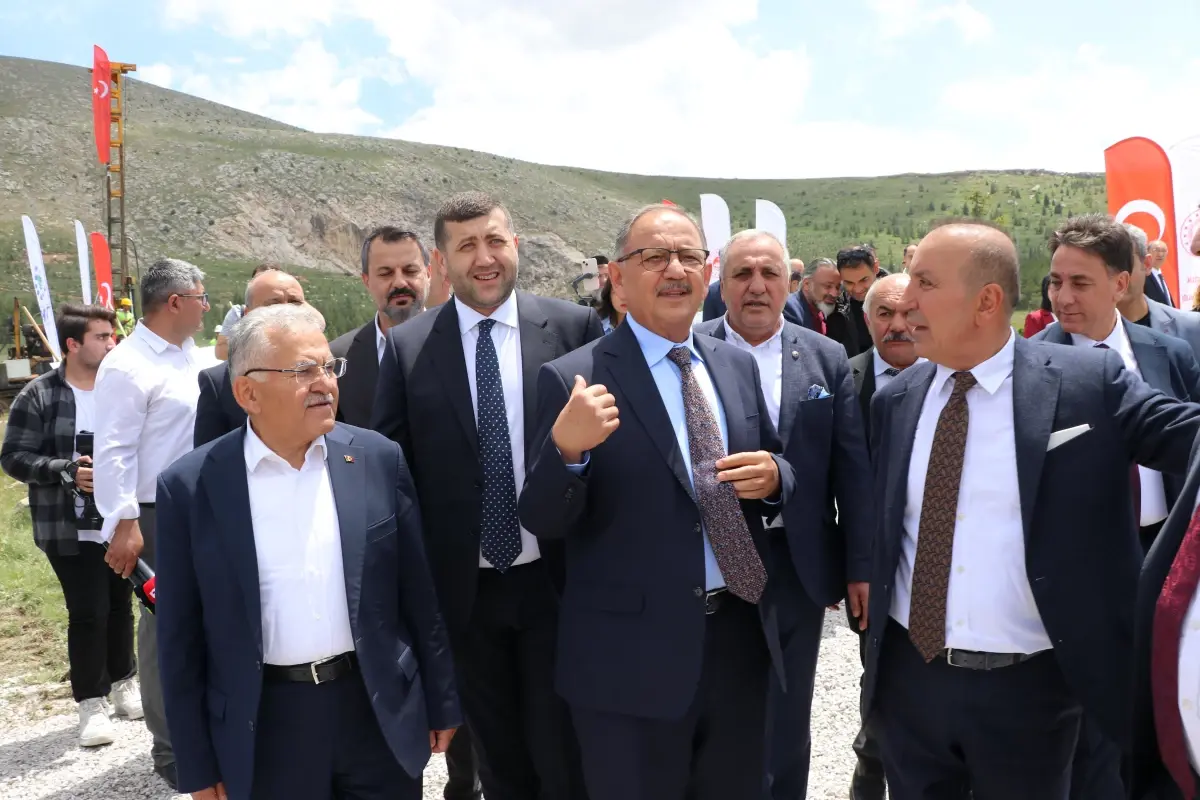 Bakan Özhaseki: Demokratik bir ortamda herhangi bir partinin işbaşına gelmesi olağandır