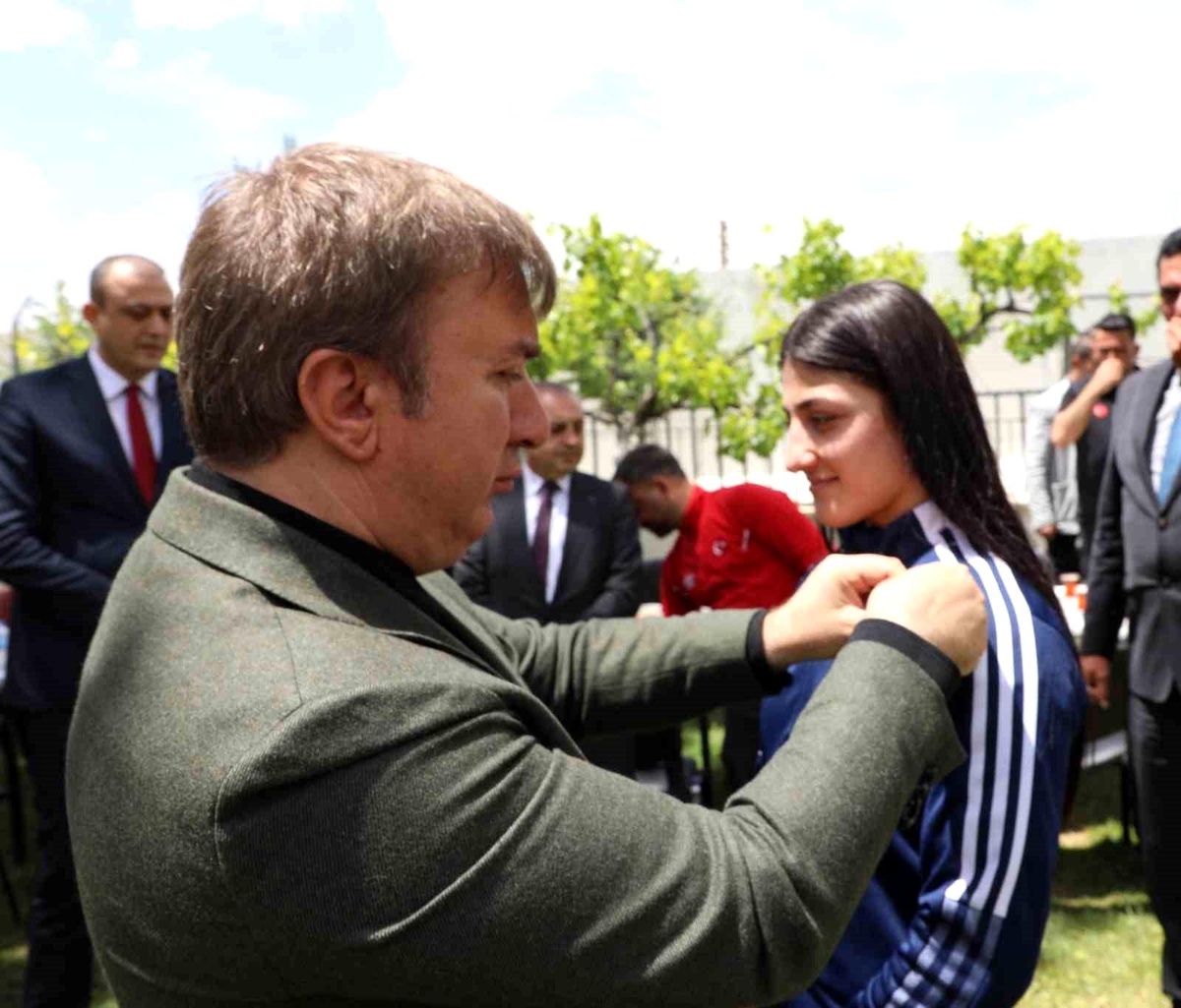 Vali Hamza Aydoğdu, U23 Avrupa Güreş Şampiyonası\'nda gümüş madalya kazanan Elvira Kamaloğlu\'nu tebrik etti