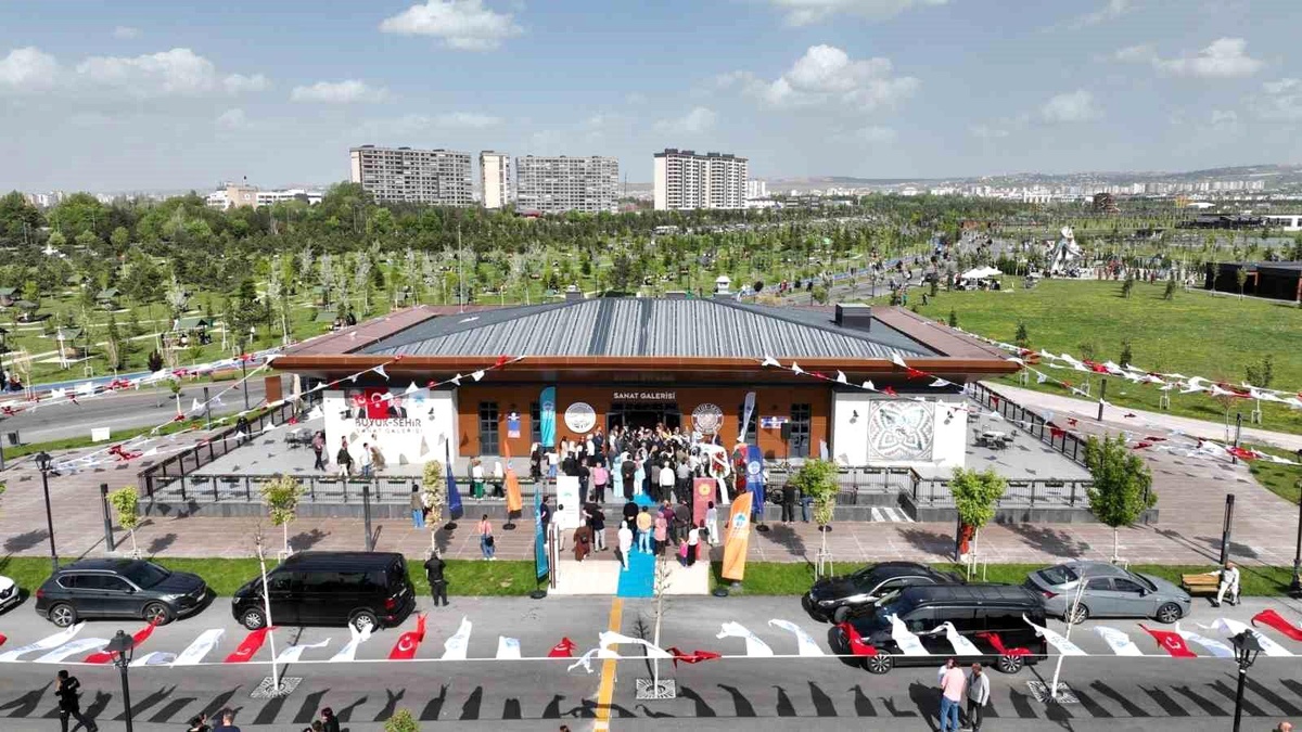 Kayseri Büyükşehir Belediyesi\'nin Büyük Şehir Sanat Galerisi Projesi Sanatseverler Tarafından Beğenildi