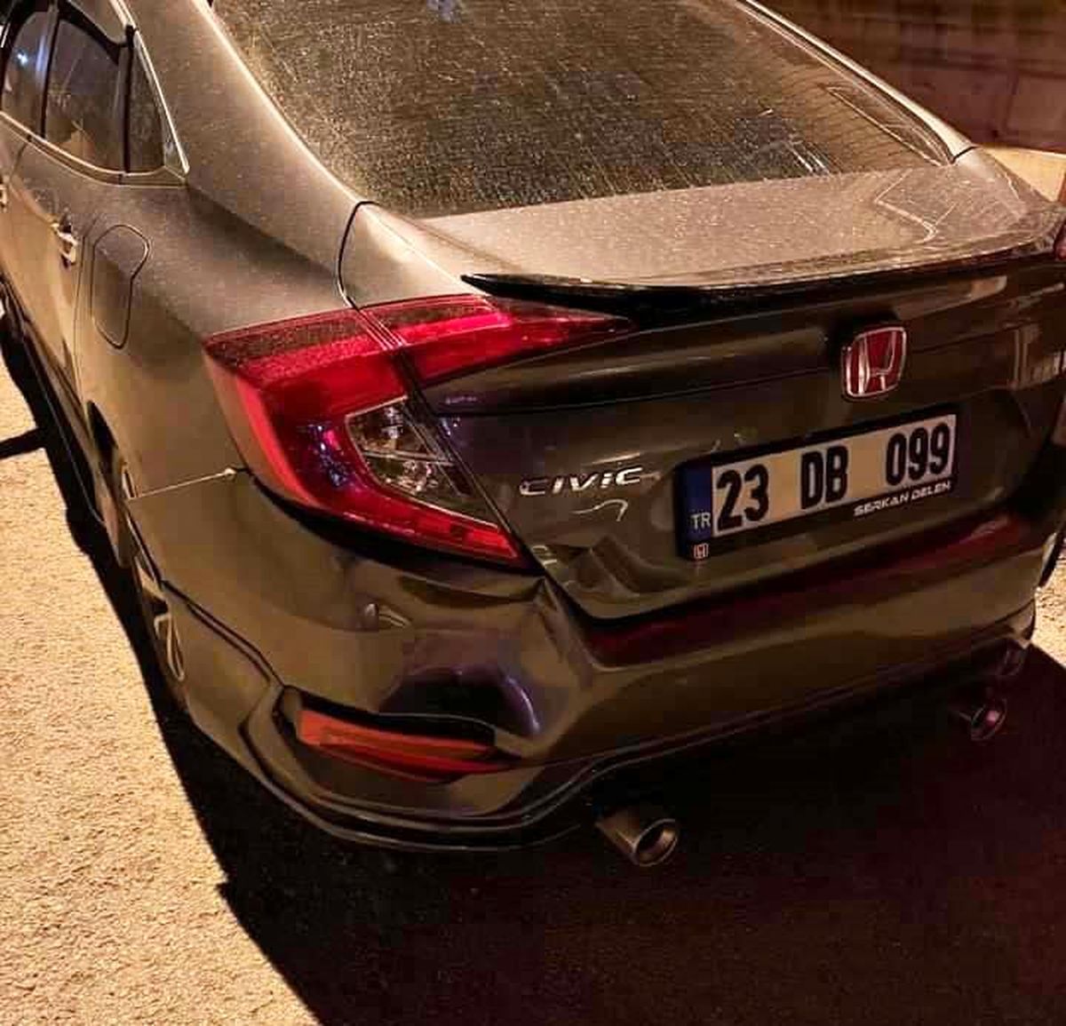 Elazığ\'da çocuğunu elektrikli bisikletinin önüne bindiren şahıs, park halindeki otomobile çarptı