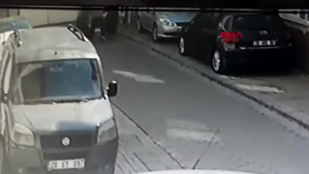 Uyuşturucu Bağımlısı Şahıs, Dayısının Kapısını Satırla Kırıp Kadınlara Saldırdı