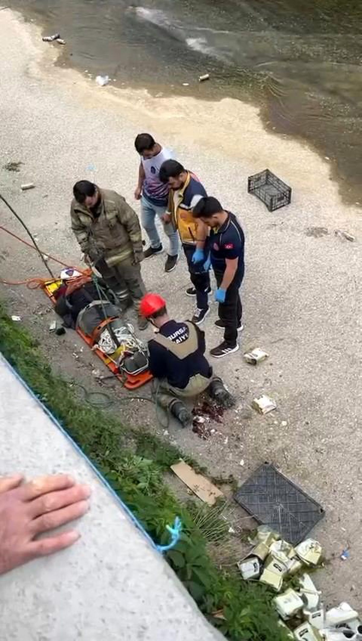 Bursa\'da Dereye Düşen Kişi İtfaiye Tarafından Kurtarıldı