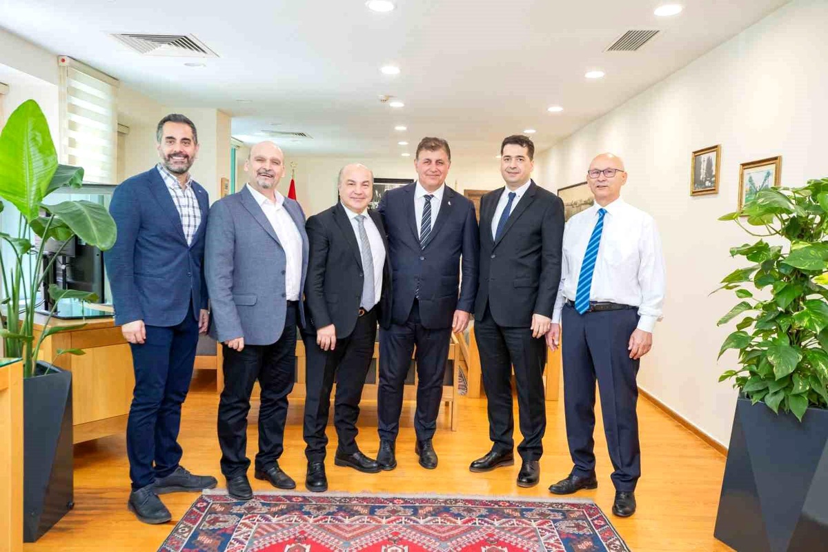İzmir Büyükşehir Belediye Başkanı Dr. Cemil Tugay, Plastik Cerrahi Derneği\'ni ağırladı