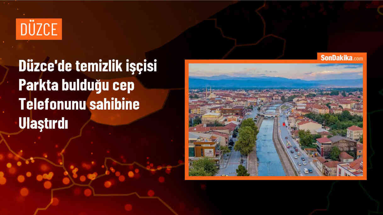 Düzce Belediyesi\'nde Görevli Temizlik İşçisi Kayıp Cep Telefonunu Sahibine Teslim Etti