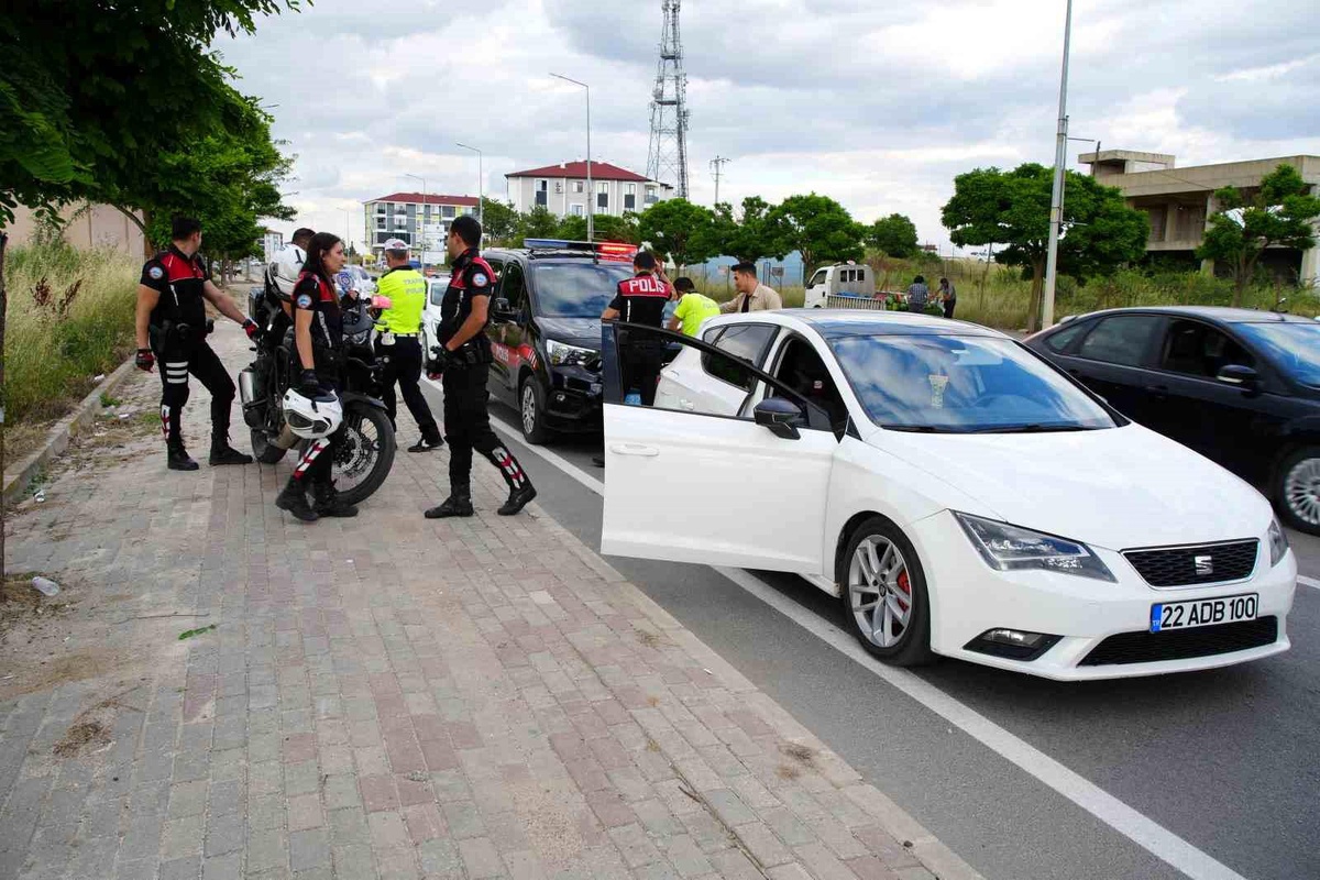 Edirne\'de Polis Kovalamacası Sonucu Uyuşturucu Ele Geçirildi
