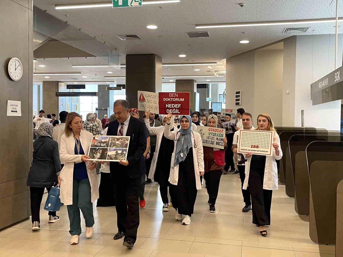 Adana\'da Sağlık Bilimleri Üniversitesi Tıp Fakültesi Öğrencileri ve Sağlık Çalışanları Gazze Saldırılarını Protesto Etti
