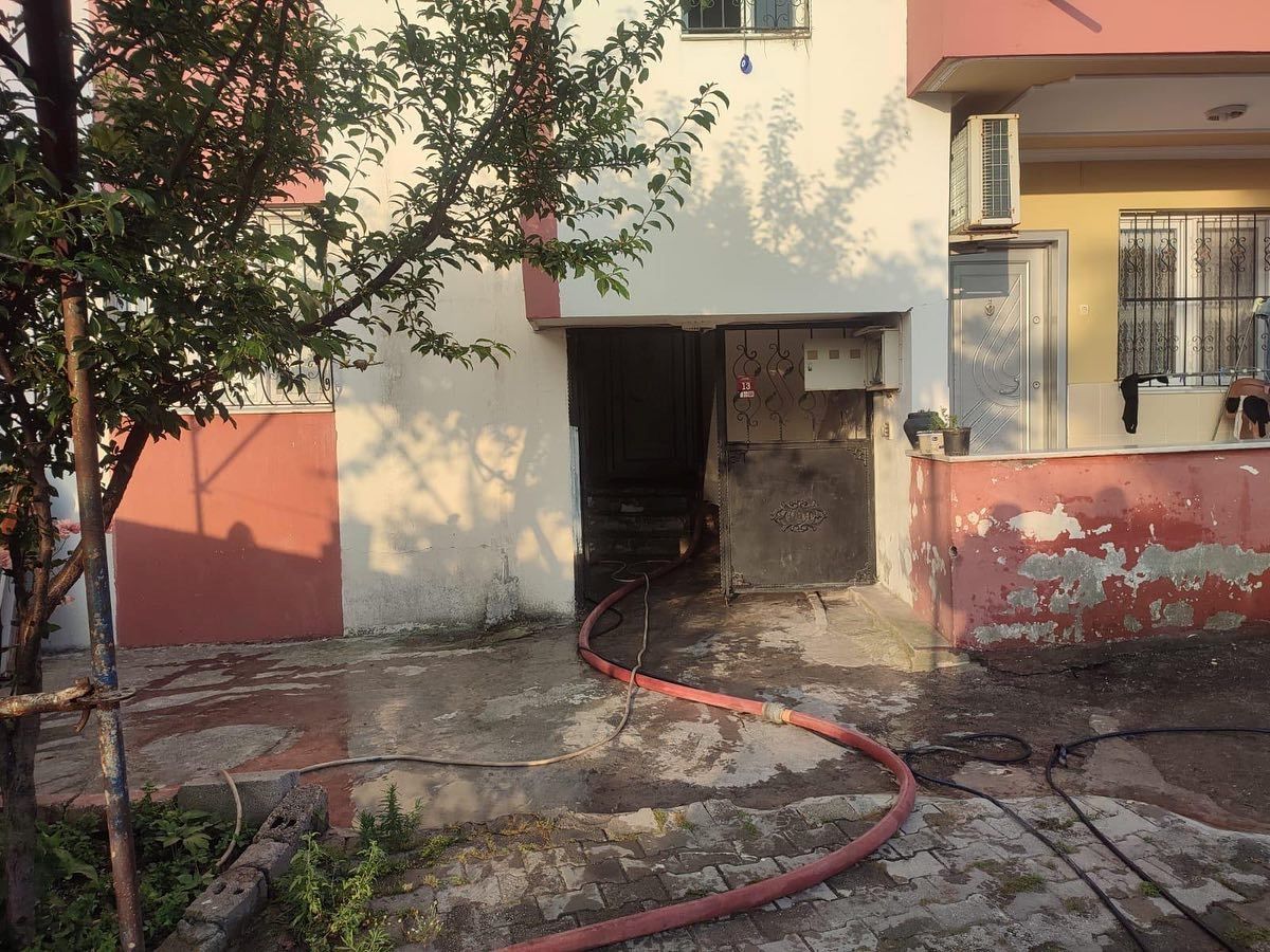 Hatay\'ın Erzin ilçesinde bir binada çıkan yangın söndürüldü