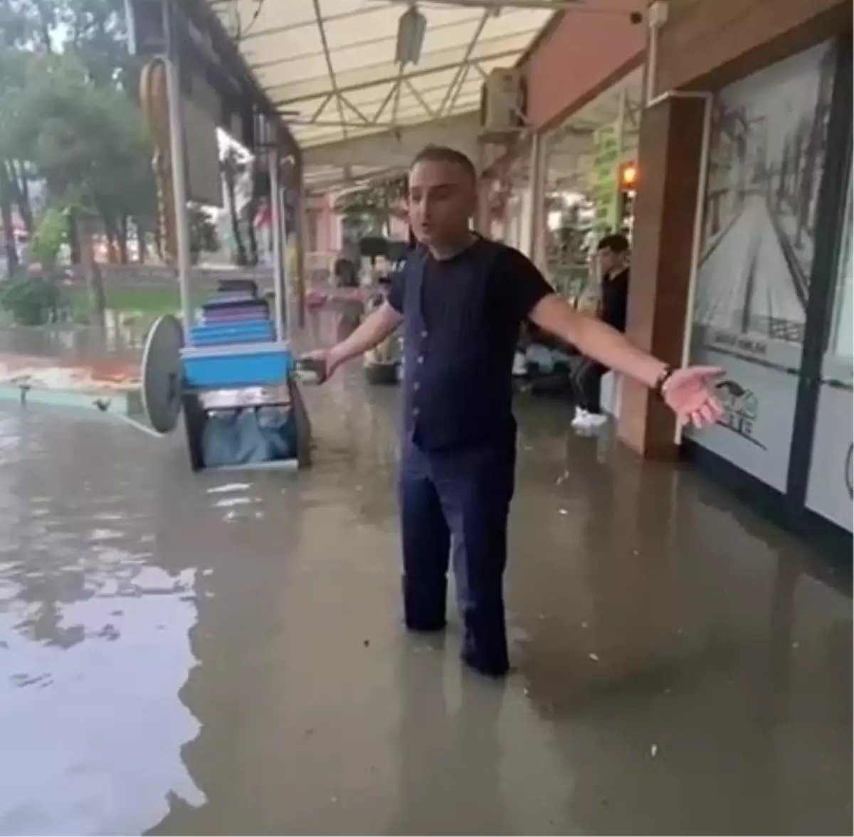 Konya\'da Şiddetli Yağmur Sonucu Cadde ve Sokaklar Göle Döndü