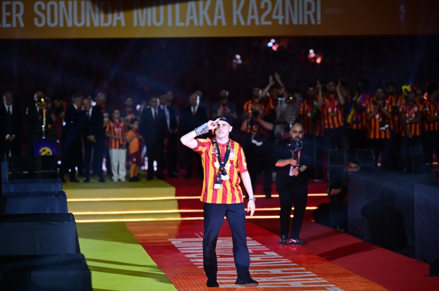 Kutlamalarda veda eder gibiydi! Kerem Aktürkoğlu, Galatasaray'dan ayrılıyor