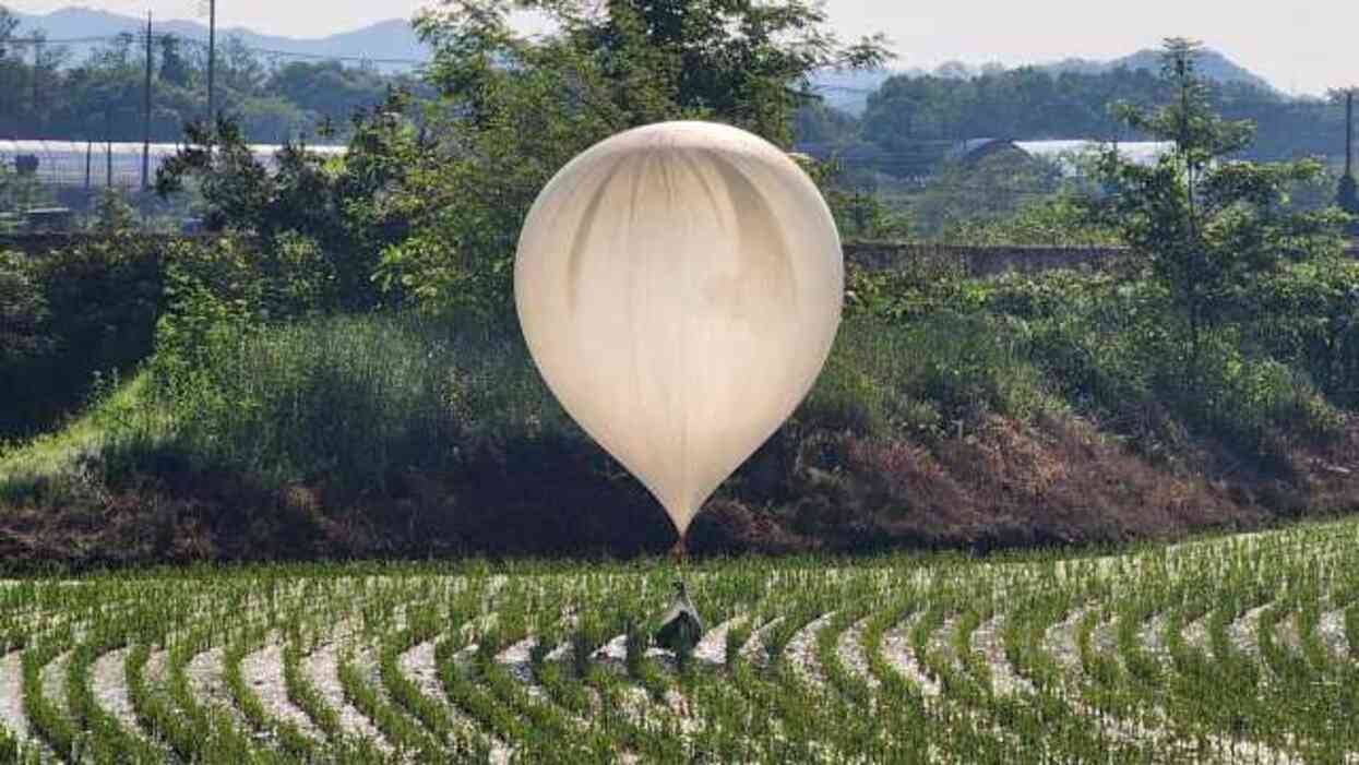 Kuzey Kore ile Güney Kore arasında çöp savaşı! Balonlarla dışkı gönderdiler Kuzey Kore ile Güney Kore arasında çöp savaşı! Balonlarla dışkı gönderdiler