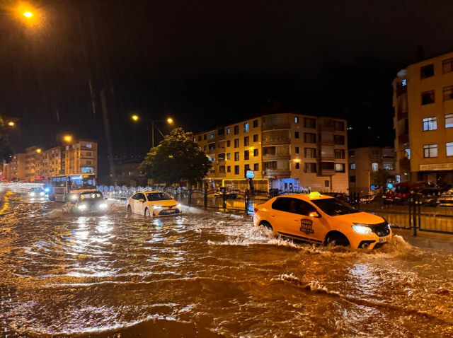 Meteoroloji'nin sarı kodla uyardığı 7 kent, sağanağa teslim oldu