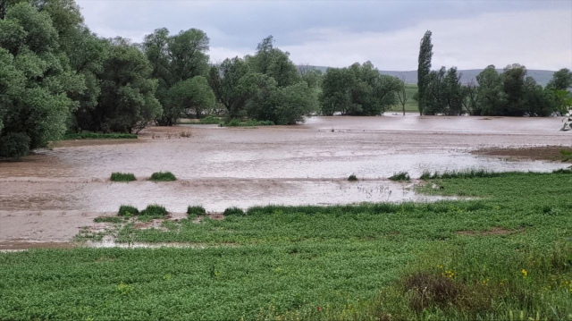 Meteoroloji'nin sarı kodla uyardığı 7 kent, sağanağa teslim oldu