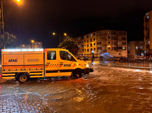 Meteoroloji'nin sarı kodla uyardığı 7 kent, sağanağa teslim oldu