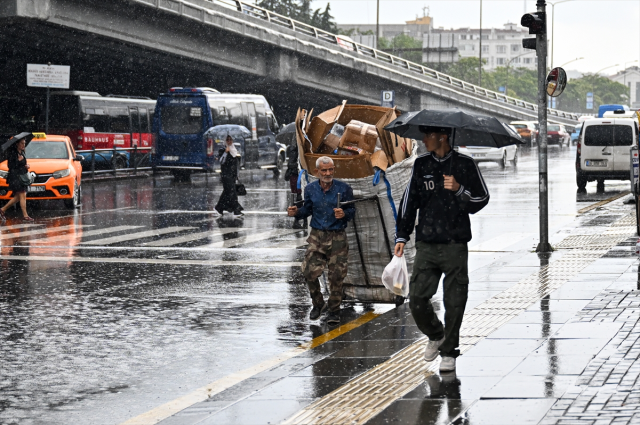 Meteoroloji'nin sarı kodla uyardığı 7 kent, sağanağa teslim oldu