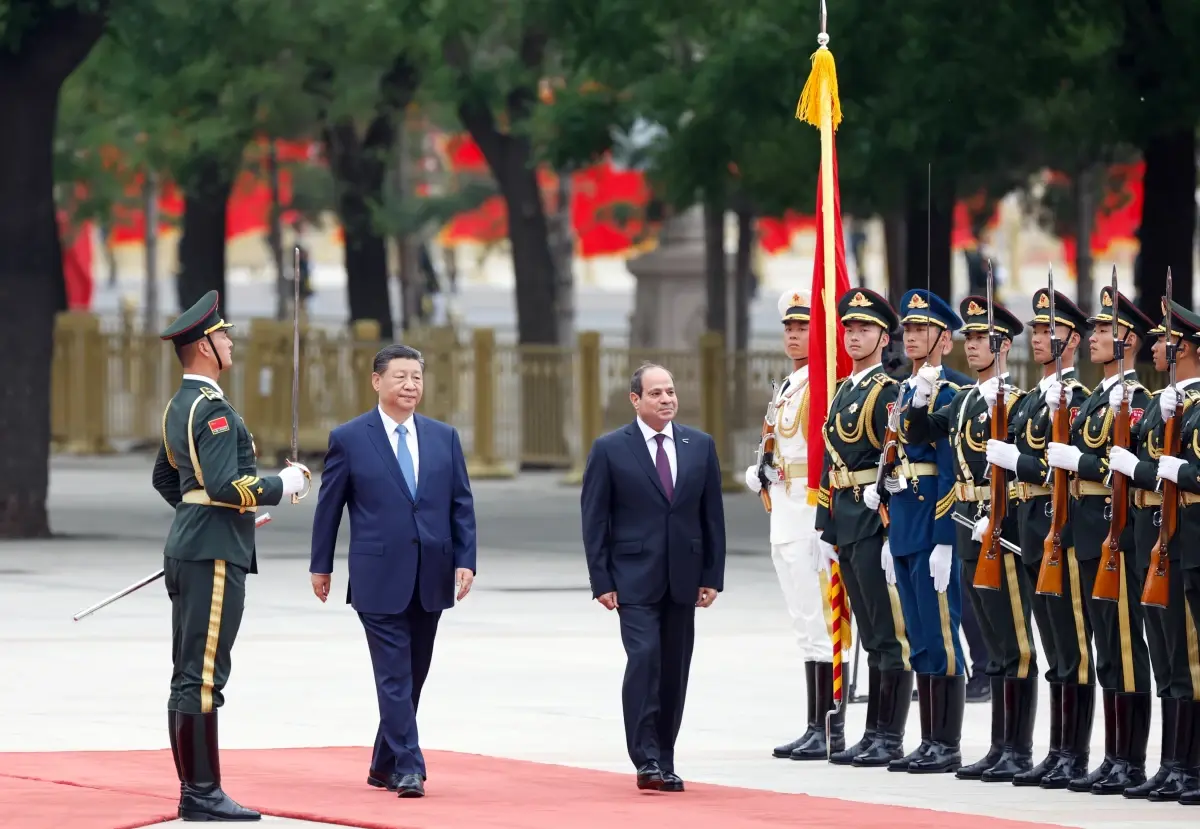 Mısır Cumhurbaşkanı Abdülfettah es-Sisi, Çin Devlet Başkanı Şi Cinping tarafından karşılandı