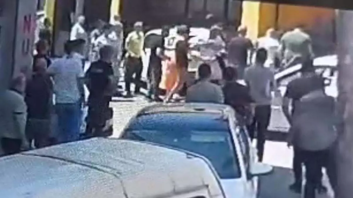 İzmir\'de Yanlışlıkla Otomobiline Binilen Kız Çocuğunu Darbettiği Sırada Ölümüne Neden Olan Sanığa 8 Yıl Hapis Cezası