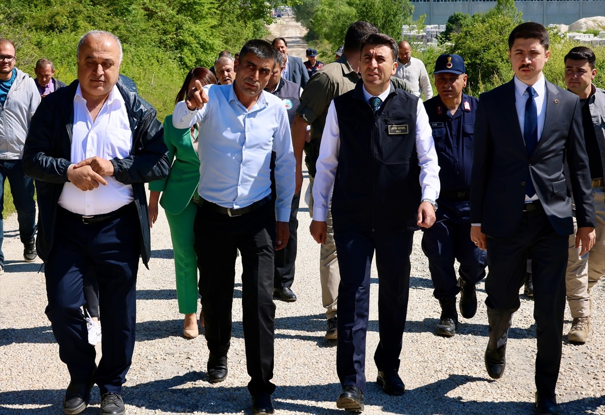 Bilecik Valisi Şefik Aygöl, Fıranlar köyü yolunda incelemelerde bulundu