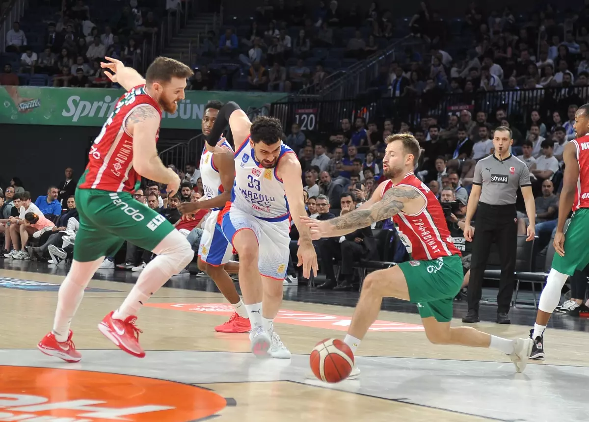 Anadolu Efes, Pınar Karşıyaka\'yı mağlup ederek seride 1-0 öne geçti