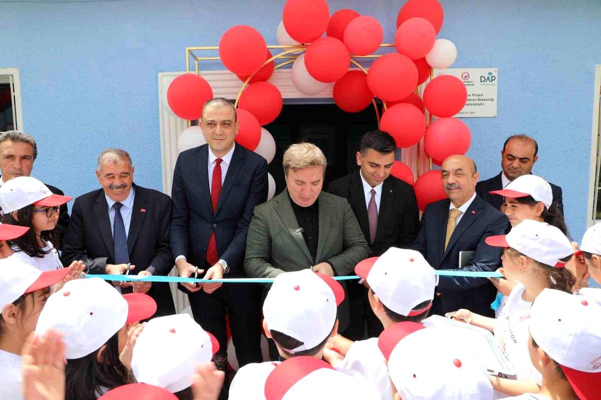 Erzincan Valisi Hamza Aydoğdu, Üzümlü ilçesinde robotik kodlama ve STEM atölyesinin açılışını yaptı