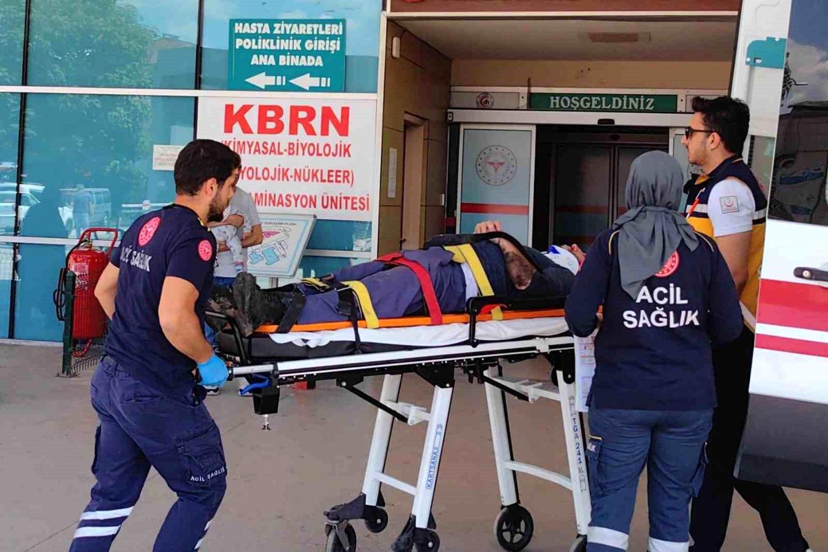 Bursa İnegöl\'de Cami Şadırvanının Çatısından Düşen İmam Yaralandı