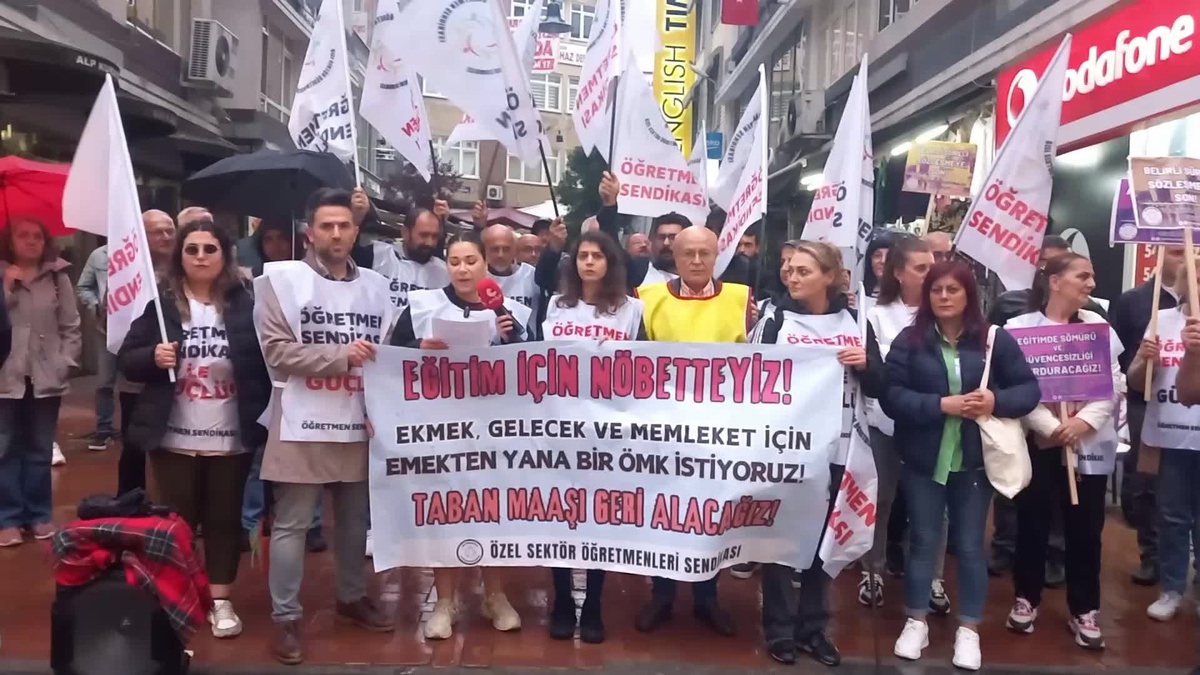Öğretmen-Sen Üyeleri Samsun\'da Taban Maaş Talebiyle Nöbet Tuttu