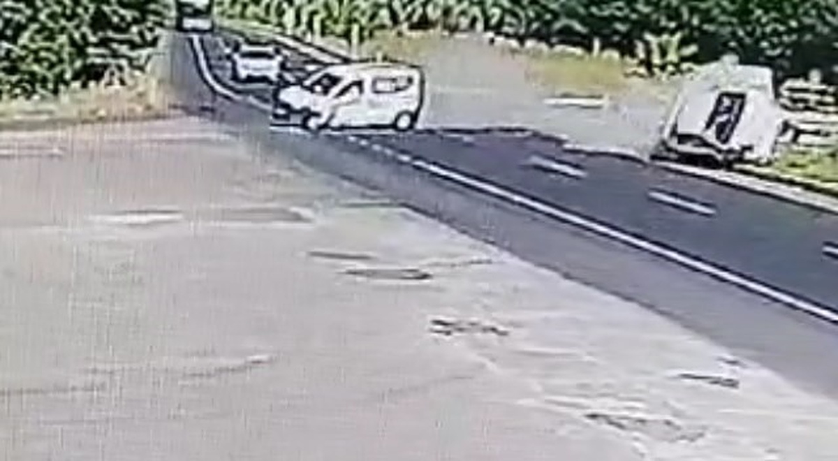 Şanlıurfa\'da hafif ticari araç ile otomobil çarpıştı: 3 yaralı