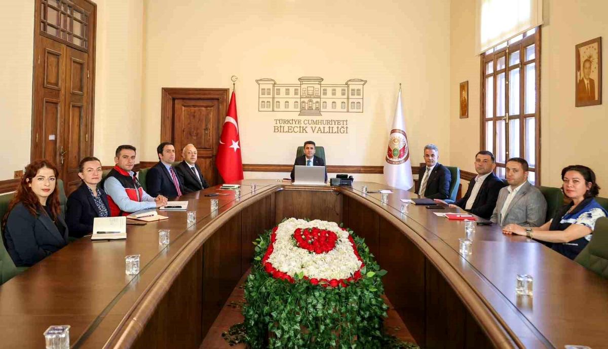 Bilecik Valisi Şefik Aygöl, tarımda yapılan çalışmalar hakkında bilgi aldı