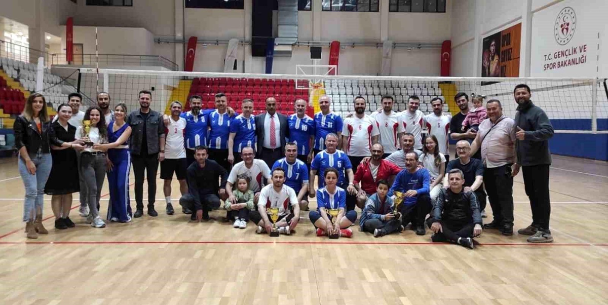 Tavşanlı\'da Okullar Arası Voleybol Müsabakaları Son Buldu