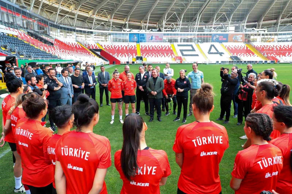 Erzincan Valisi Hamza Aydoğdu, Türkiye-Azerbaycan milli maçı öncesi milli takımı ziyaret etti