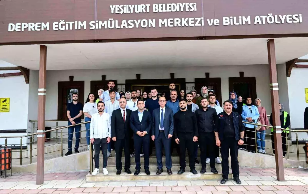 Yeşilyurt Belediyesi Deprem Eğitim Simülasyon Merkezi\'nde Üniversite Öğrencilerine Deprem Farkındalık Eğitimi Verildi