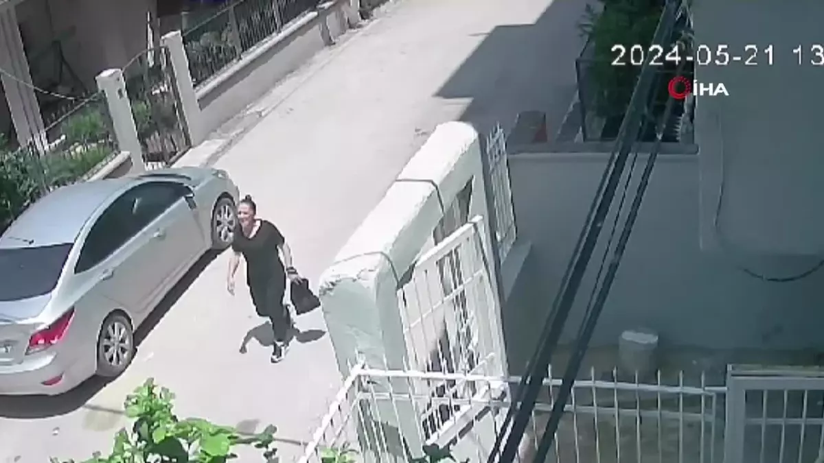 Yolda yürüyen kadın kapkaça uğradı...O anlar kamerada